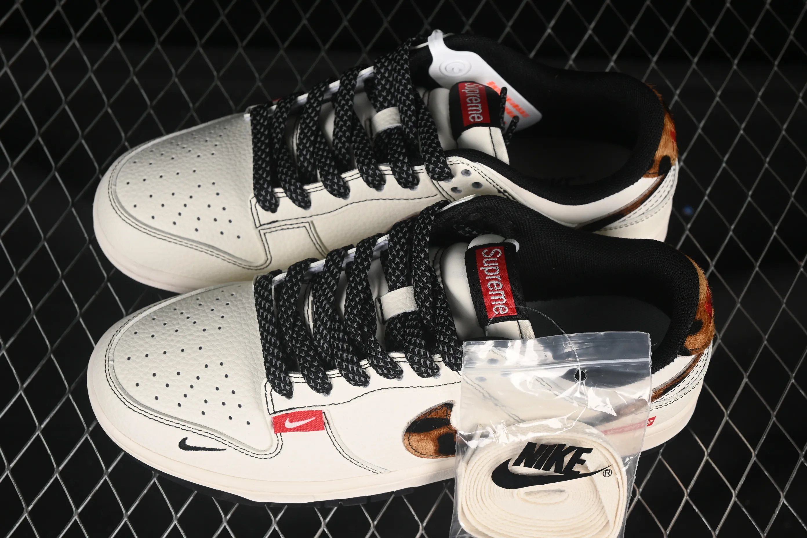 All categories Nk SB Dunk Series Nk SB Dunk Low High-end customized low-top sneakers Nike SB Dunk Low Supreme joint leopard print Anniversary high-end customized low-top casual sneakers ZH2598-269
